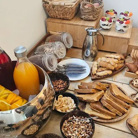 White Boutique & Ξενοδοχείο 5*