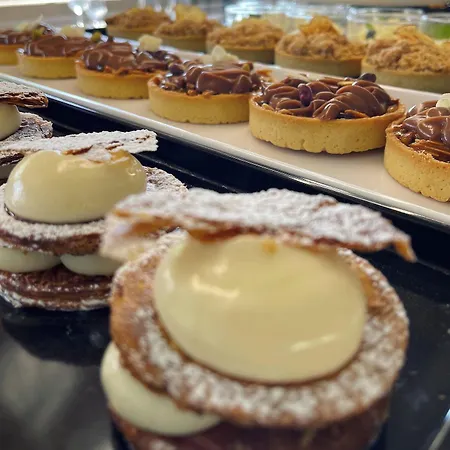 White Boutique & Ξενοδοχείο 5*