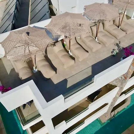 White Boutique Hotel